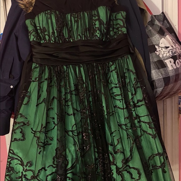 Prom dress - Picture 2 of 2